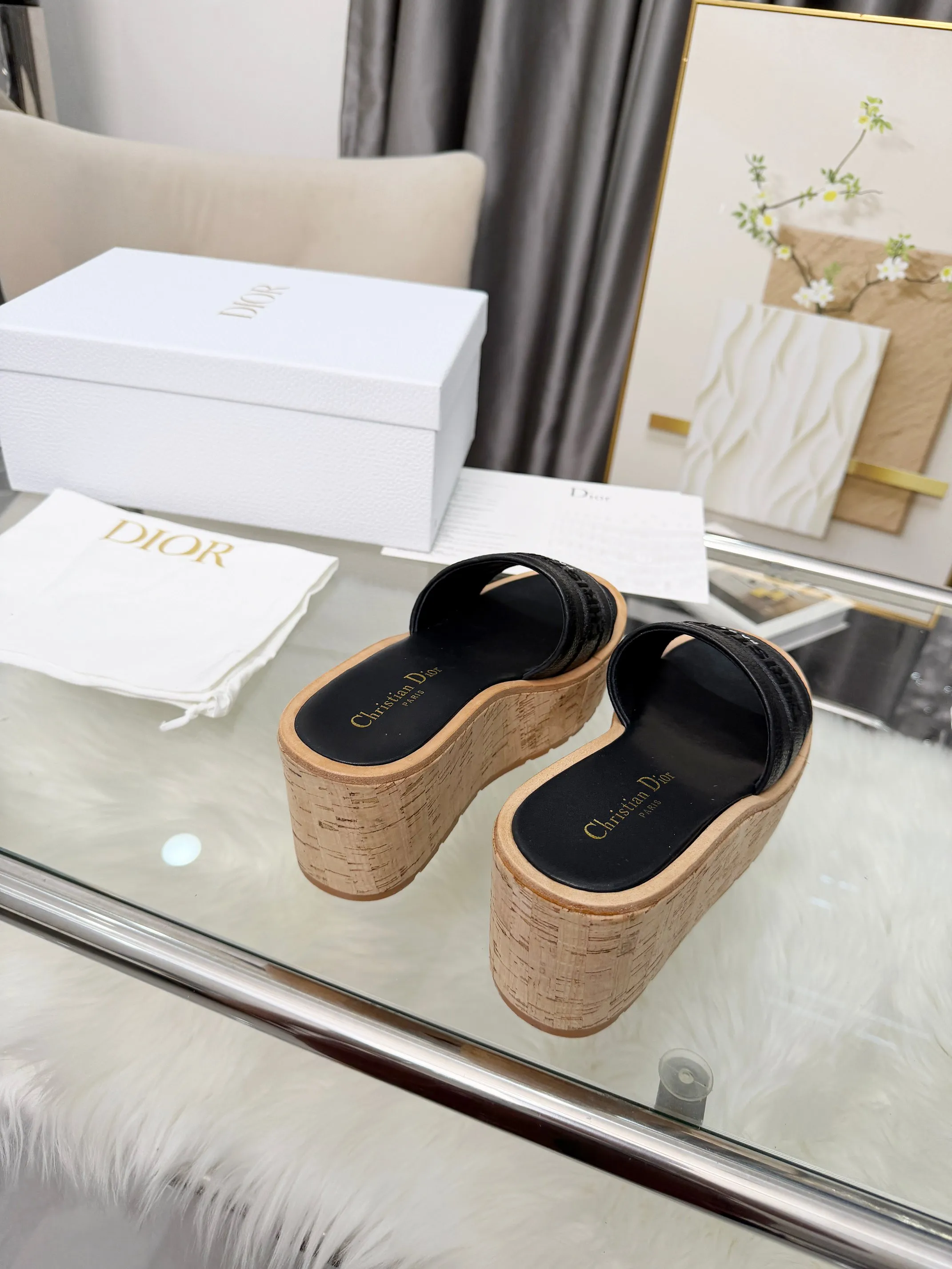 👟👟Ex-factory price 440👟👟 Dior Dior〰️Dway thick-soled wedge sandals✔️This thick-soled sandal is fashionable, casual and highly recognizable. The inspiration is cleverly combined by D's main designer into the perfect shoe shape. Paired with brand buckles, it is even more fashionable! Original version, perfect and exquisite workmanship!  Upper: pebbled leather + electric show code number; 35-39 (40-41 customized)